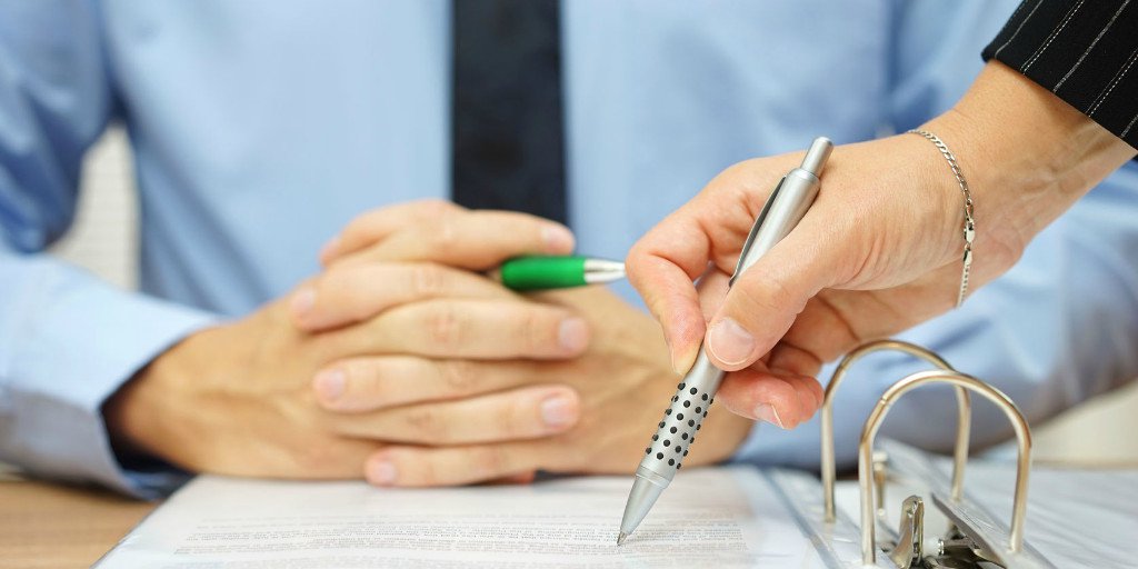 woman reviewing real estate listing marketing to avoid real estate lawsuit